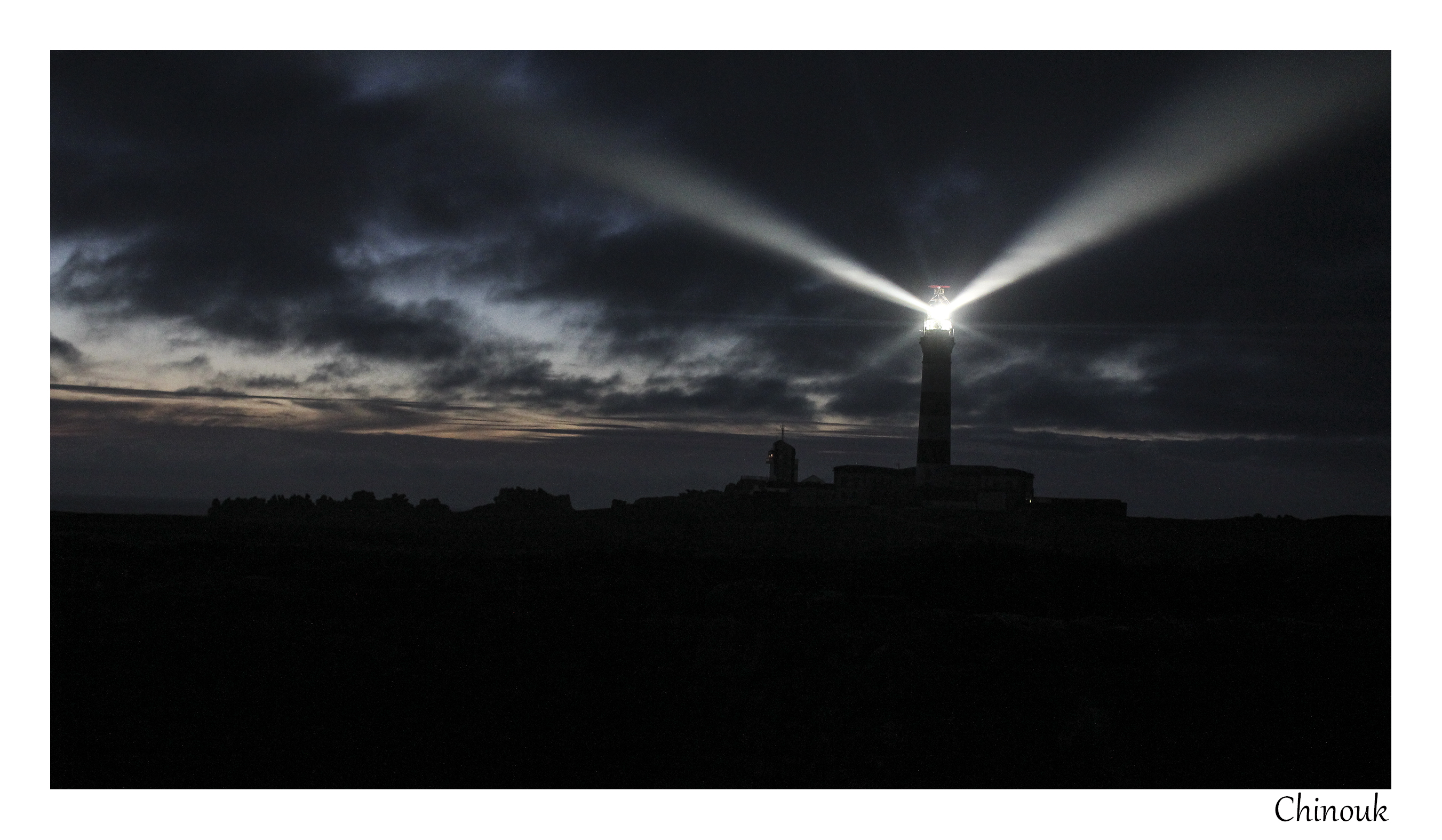 Le phare du Créac'h de nuit3 width=
