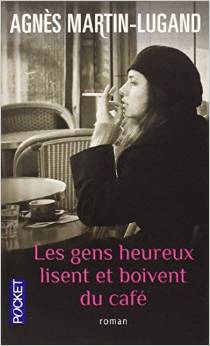 Les-gens-heureux-lisent-et-boivent-du-cafe